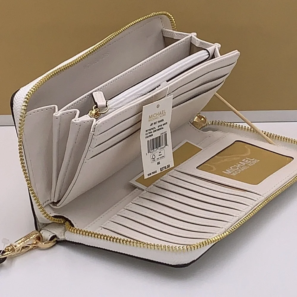 MICHAEL KORS LARGE TRAVEL CONTINENTAL WRISTLET WALLET OPTIC WHITE COLOR
NWT - Picture 5 of 16